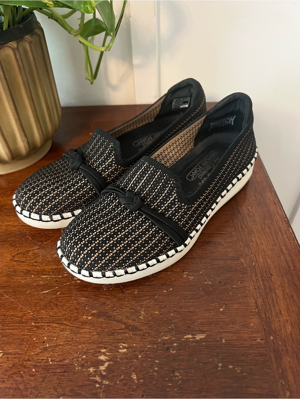 Skechers Sepulveda 2.0 Knot Overlay Slip-Ons size 6